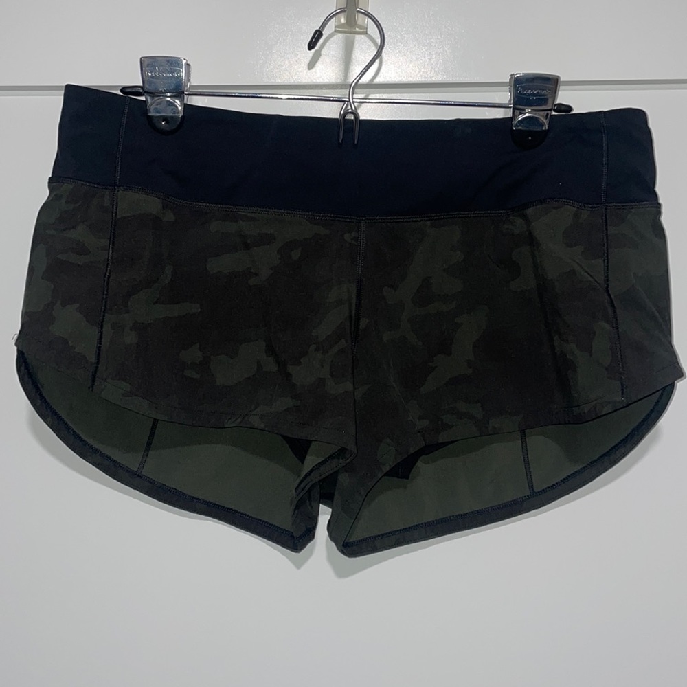 lululemon camo lines run 2.5in shorts - size 8